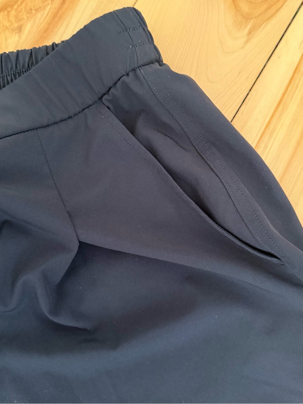 High-Waist Black Pleated Shorts with Elastic Waistband - Picture 3 of 4
